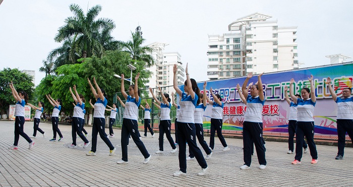 商学院小组工间操展示（图书馆 梁平摄影）.jpg