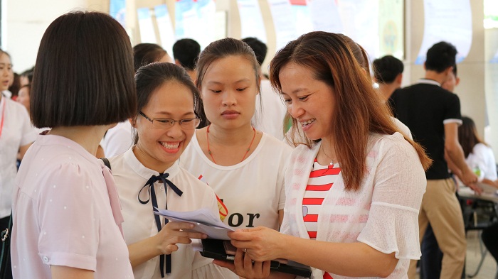 我校教师指导前来应聘学生（党委宣传部 袁媛摄影）.JPG